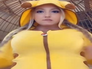 哺乳期 金发 辫子 辫子 pikachu 吸 & spits 牛奶 上 巨大 胸部 蹦蹦 上 假阳具 snapchat 脏 电影 节目