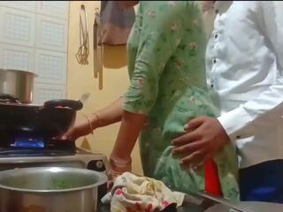 Indian fastuos nevasta trebuie inpulit în timp ce cooking în bucatarie