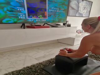 Milf poskuša da predvajanje tetris medtem sedenje na sybian odrasli film stroj vendar to konci s telo tresenje orgazem