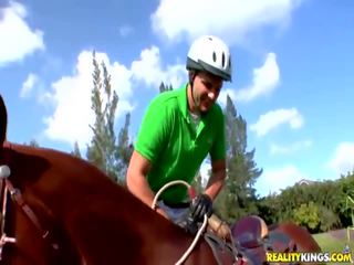 Krūtainas latina equestrienne cynthia aizcirsties jāšanās