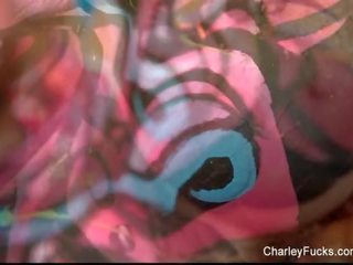 Corpo paint eccitazione con il adorabile charley inseguire xxx film clip