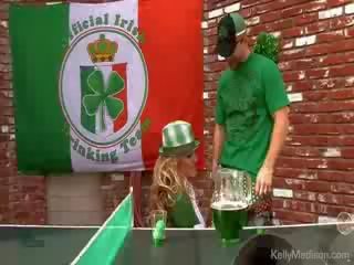 Gjoksmadhe bashkëshorte dhe green birrë launch për një argëtim st paddys ditë