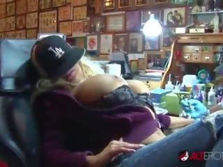 Shyla stylez devine tatuat în timp ce joc cu ei tate