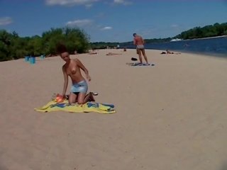 Super tiener gewoon bezoek echt naakt strand